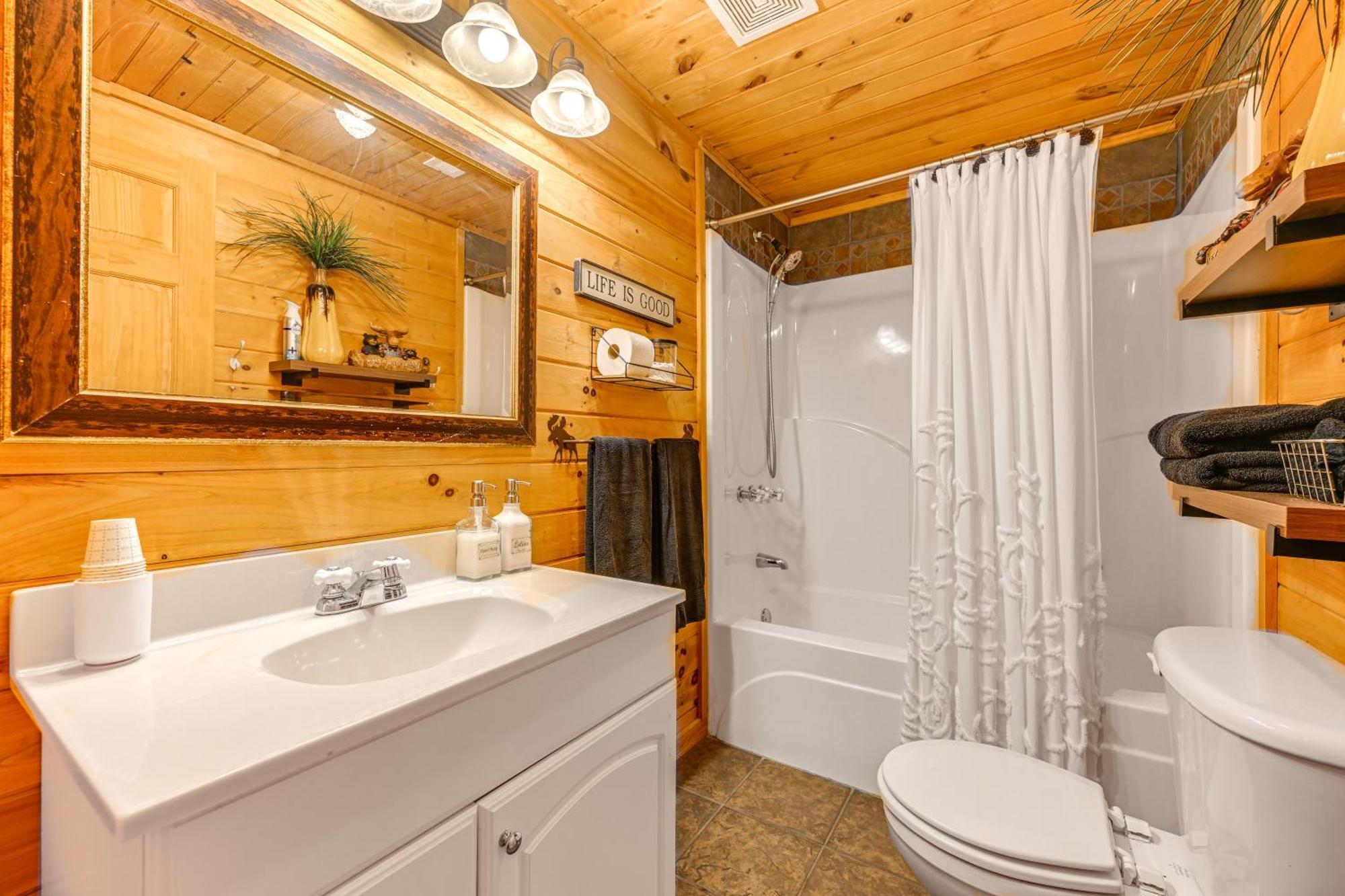 Pet-Friendly Bryson City Cabin With Fire Pit And Deck! Экстерьер фото