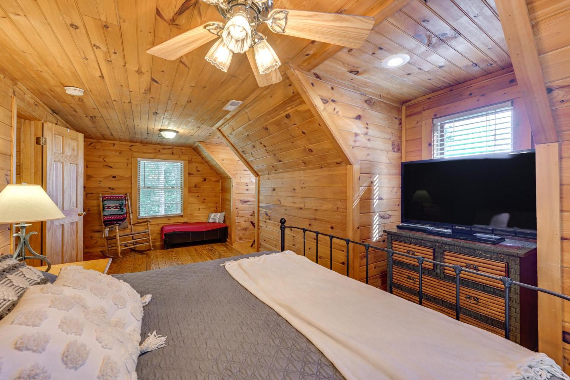 Pet-Friendly Bryson City Cabin With Fire Pit And Deck! Экстерьер фото