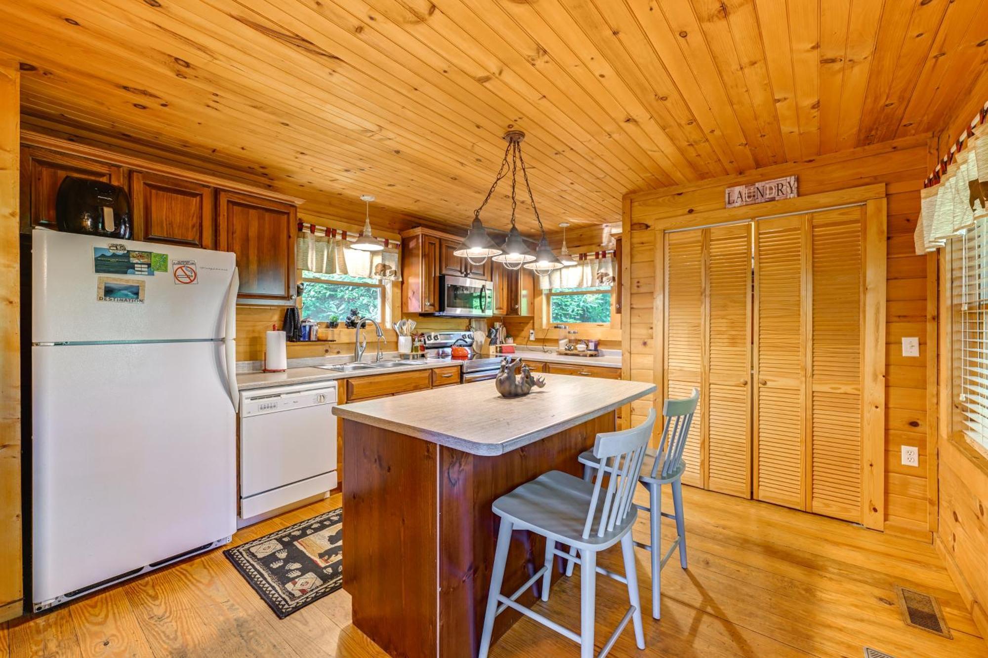Pet-Friendly Bryson City Cabin With Fire Pit And Deck! Экстерьер фото